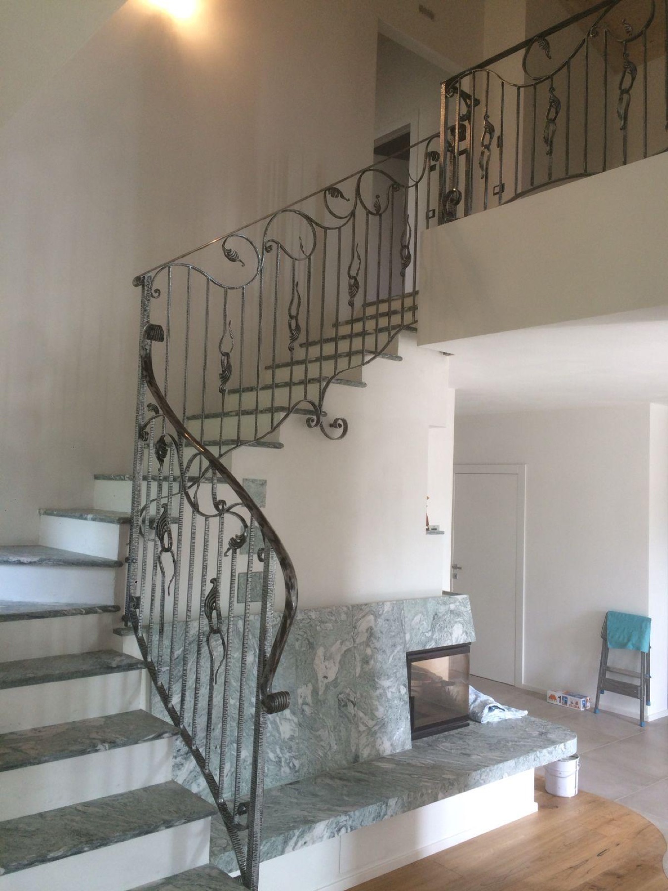 Scala con ringhiera in ferro battuto lavorato a mano, a Terre d’Adige.