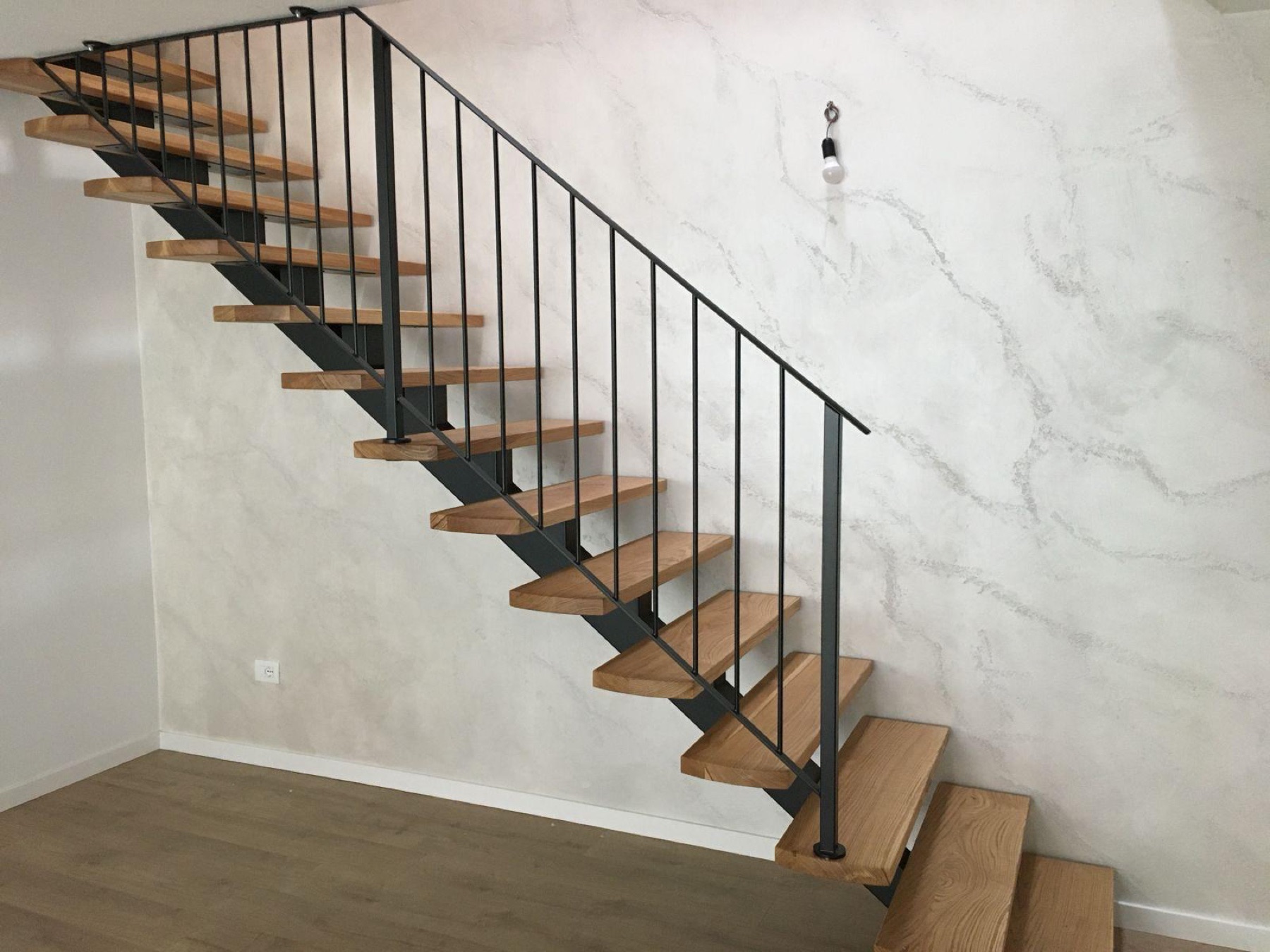 Scala a sbalzo con gradini in legno e struttura in ferro su misura, realizzata a Terre d’Adige.